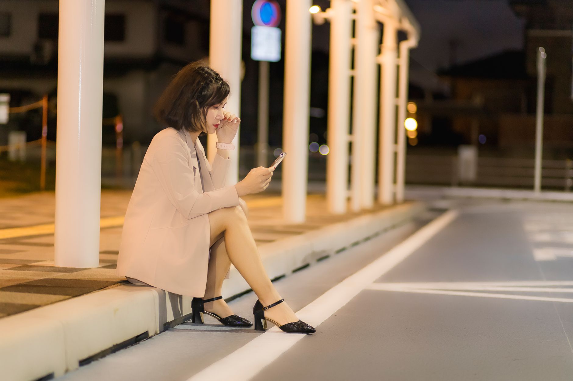 Woman experiencing anxious attachment in relationships while waiting for a phone response