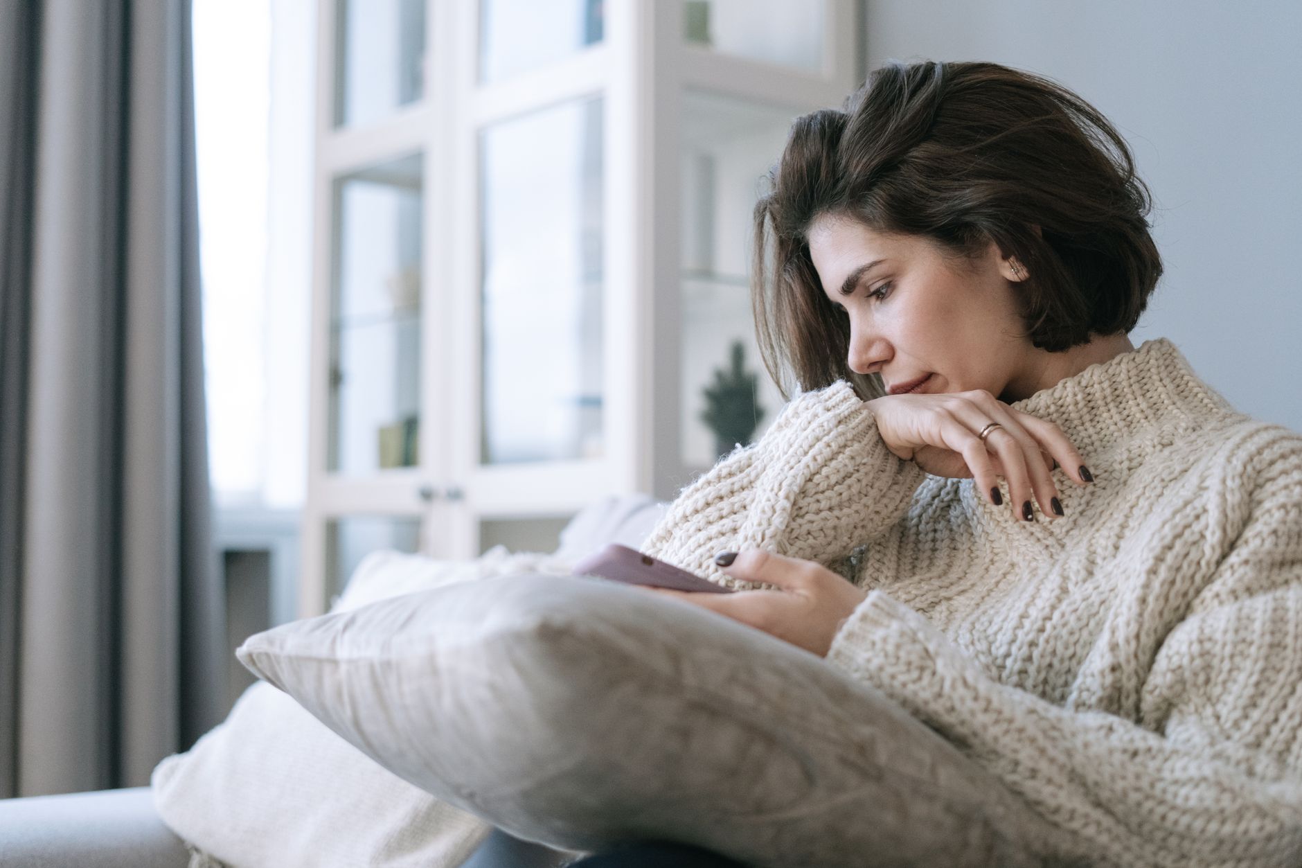 Unanswered Texts Psychology: Why Communication Gaps Trigger Obsession